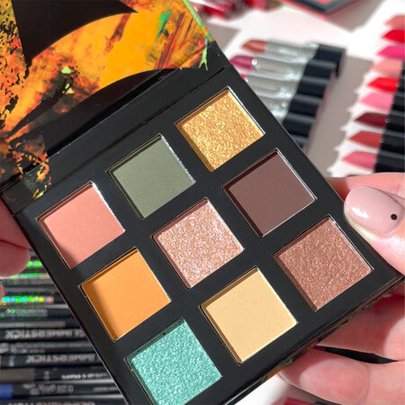 Paleta de farduri Earths Ultra Color, 6.3  g, Avon 678546
