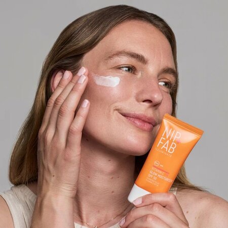 Crema de fata iluminatoare cu SPF50 UVA UVB, Vitamin C Fix Glow, 50 ml, NIP+FAB 708036