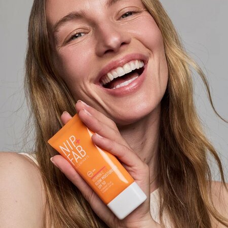 Crema de fata iluminatoare cu SPF50 UVA UVB, Vitamin C Fix Glow, 50 ml, NIP+FAB 708035