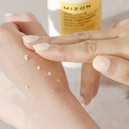 Gel exfoliant Vita Lemon Sparkling Peeling Gel, 145 ml, Mizon 735052