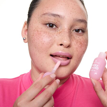 Balsam de buze Nuanta 02 Strawberry Whip Milky Glazed Glossy Lip Balm, 4 ml, Essence 754518