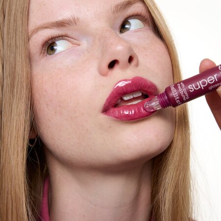 Luciu de buze cu peptide Naunta 08 Cherrylicious! The Super Peptide, 10 ml, Essence 754801