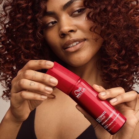 Crema leave-in pentru protectie si reparare par deteriorat cu AHA si omega 9 Ultimate Repair 5-in-1 Protective Leave-In, 95 ml, Wella Professionals 694638